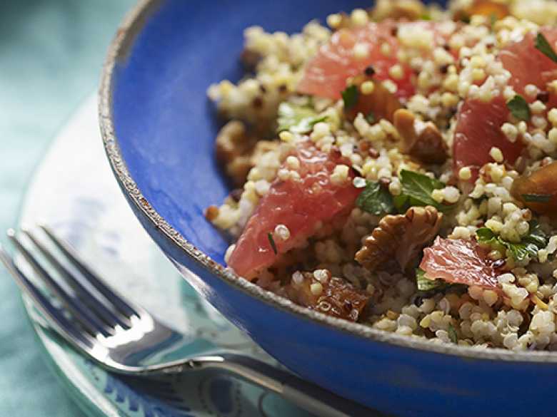 Fruchtiger Getreide-Salat mit gerösteten Walnüssen