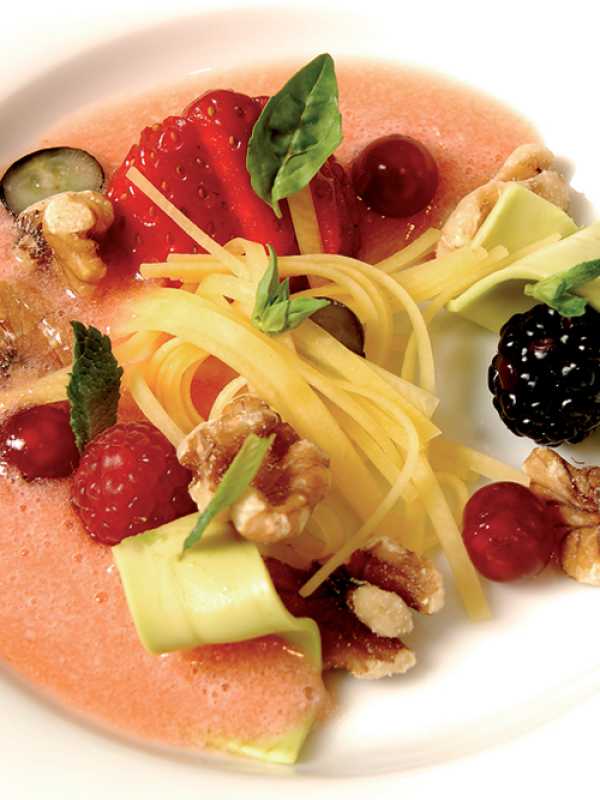Früchte-Gazpacho mit Walnüssen