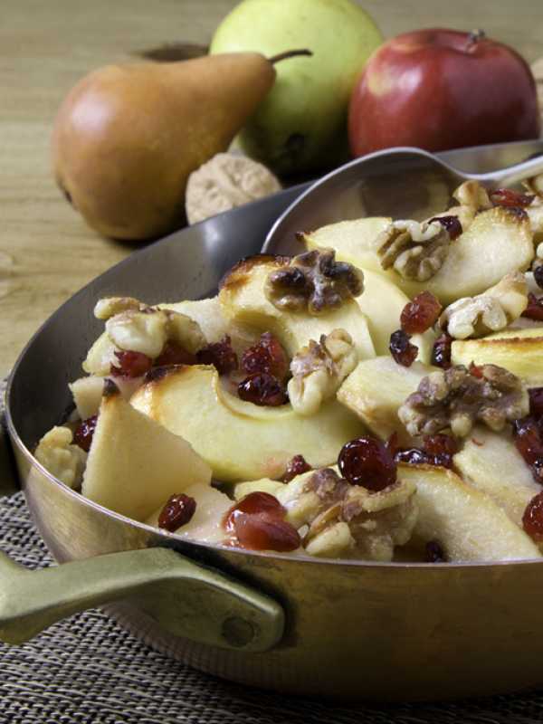 Gebackene Äpfel und Birnen mit Walnüssen