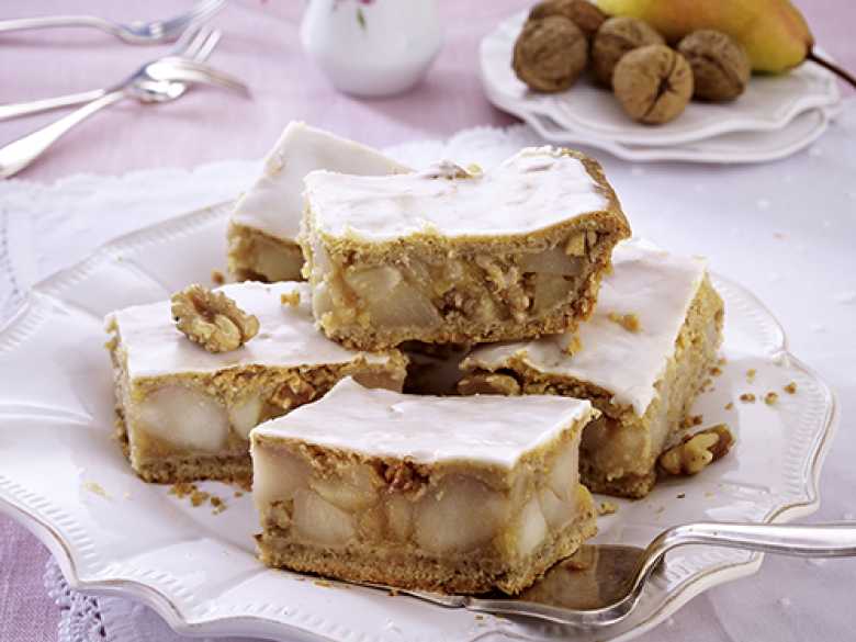 Gedeckter Birnenkuchen mit Walnüssen