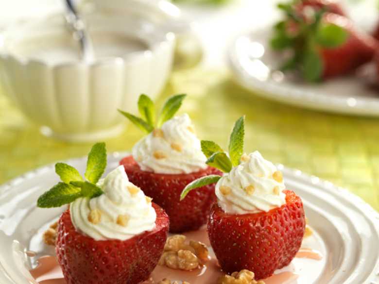 Gefüllte Erdbeeren mit Walnussmousse