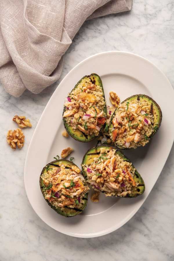 Gefüllte Avocados mit Lachs, Quinoa und Walnüssen