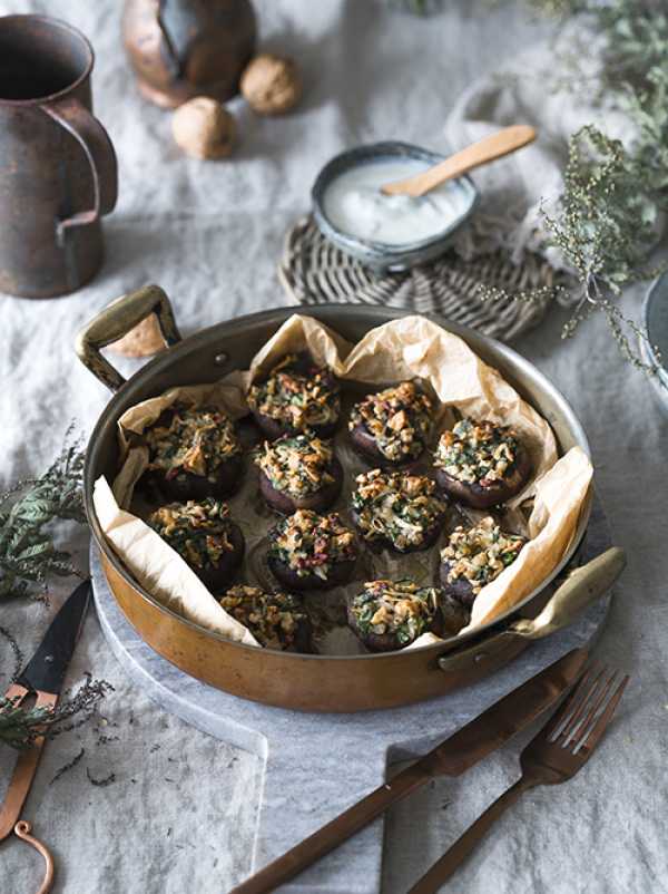 Gefüllte Champignons mit Walnüssen, Granatapfel und Petersilie