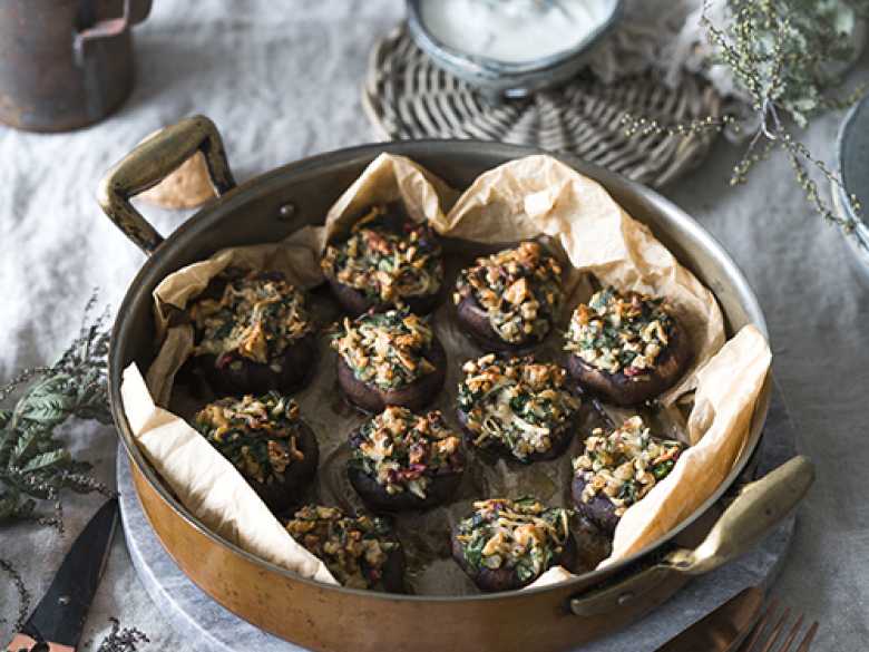 Gefüllte Champignons mit Walnüssen, Granatapfel und Petersilie