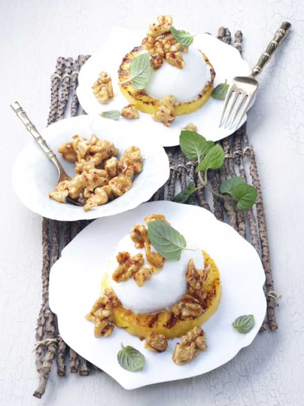 Gegrillte Ananas mit Walnuss-Crumbles