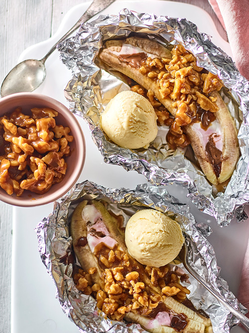 Gegrillte Bananen mit Walnuss-Karamellsauce und Eiscreme
