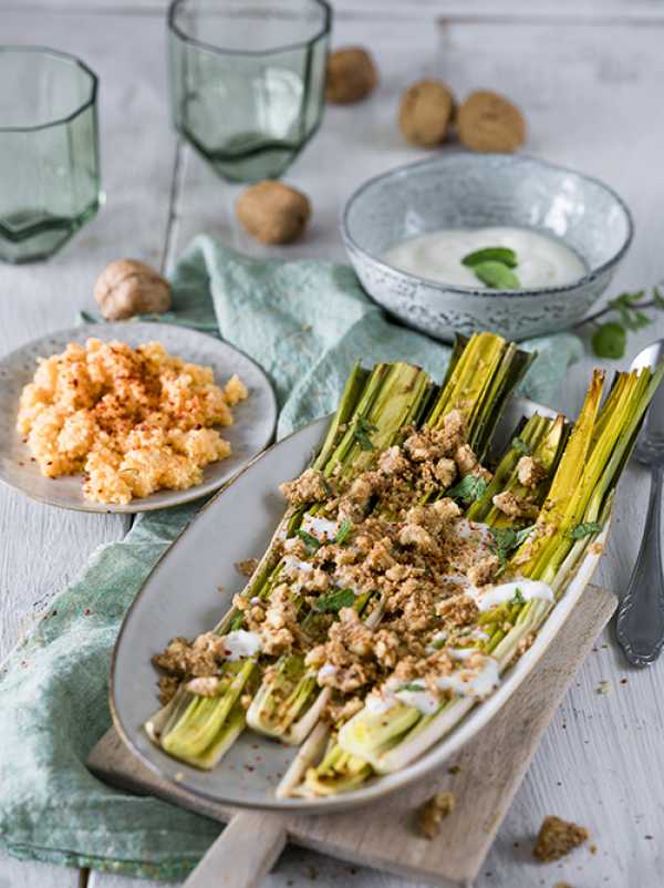 Gegrillter Lauch mit Harissa-Couscous, Joghurt und Walnuss-Crumble