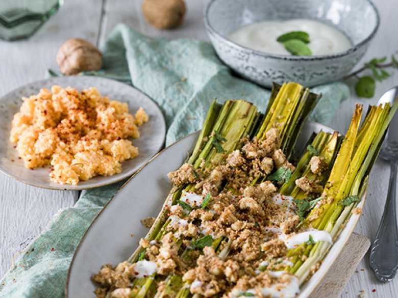 Gegrillter Lauch mit Harissa-Couscous, Joghurt und Walnuss-Crumble