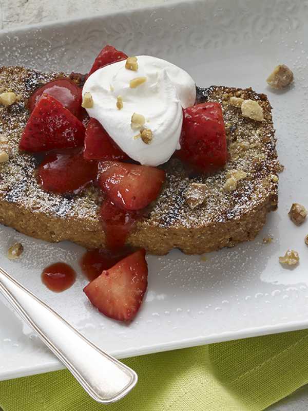 Gegrillter Polenta-Walnuss-Rührkuchen mit Erdbeeren