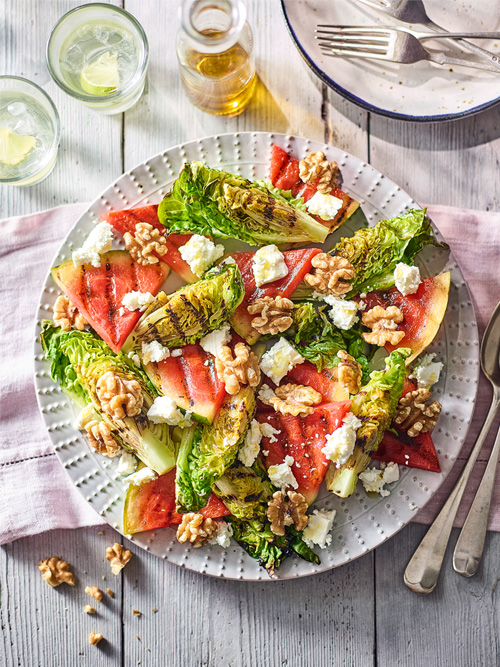 Gegrillter Wassermelonen-Romanasalat mit kalifornischen Walnüssen