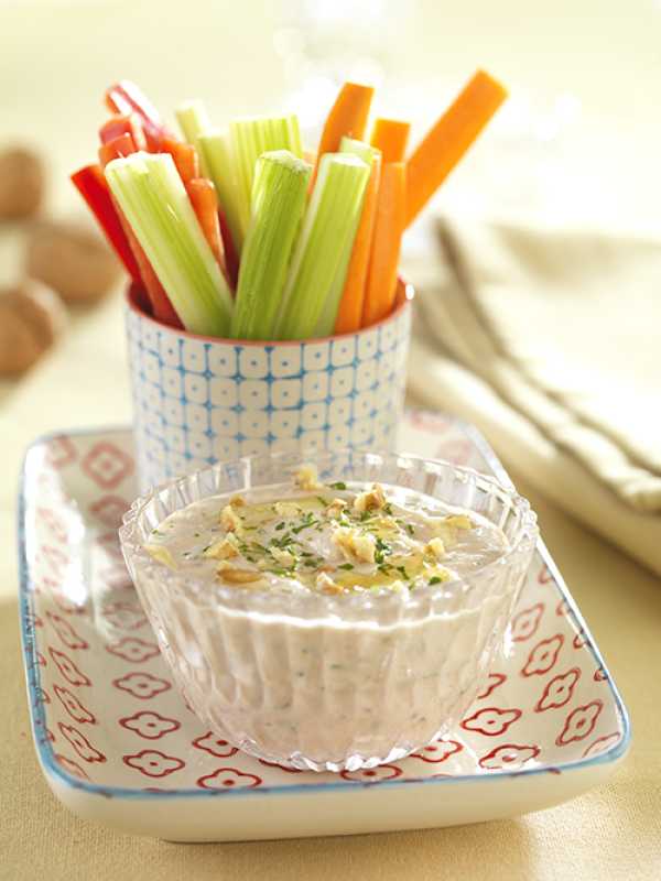 Gemüse-Sticks mit Joghurt-Walnuss-Dip