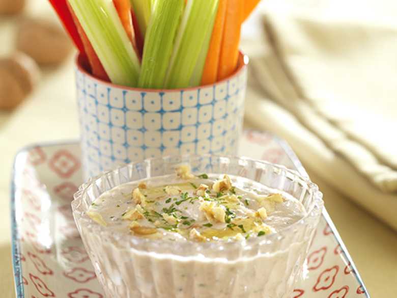 Gemüse-Sticks mit Joghurt-Walnuss-Dip