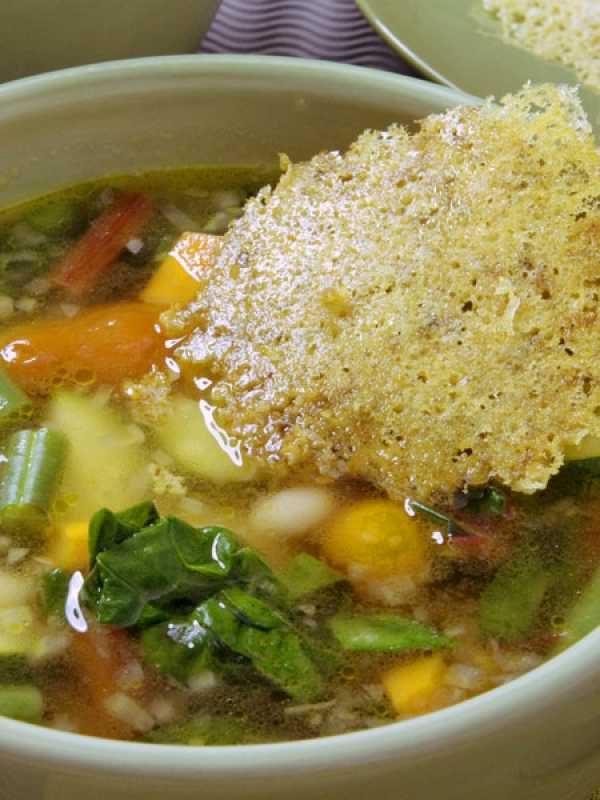 Gemüsesuppe mit Walnuss-Parmesan-Chips