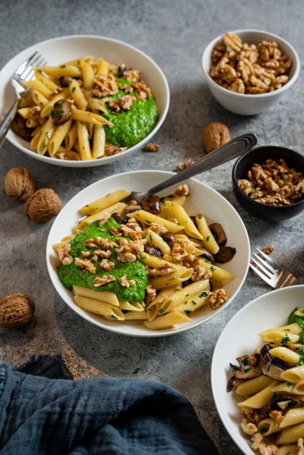 Pasta mit Walnuss-Spinat-Pesto und Champignons