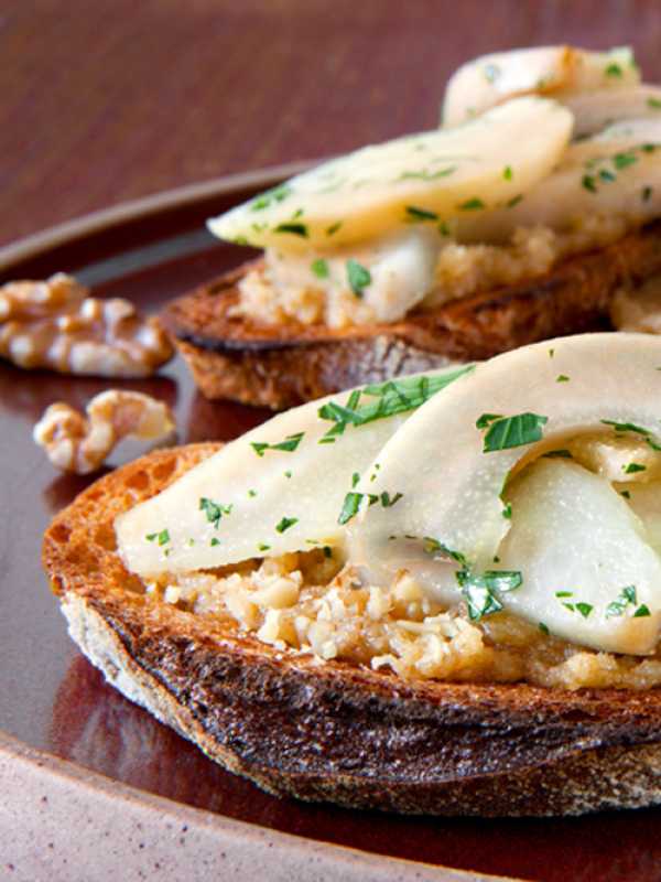 Geröstete Birnen-Crostini mit Walnussbutter