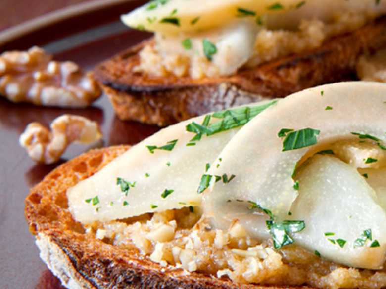 Geröstete Birnen-Crostini mit Walnussbutter