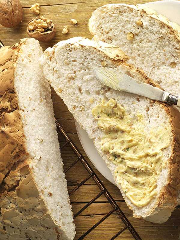 Glutenfreies Walnuss-Brot mit Currybutter