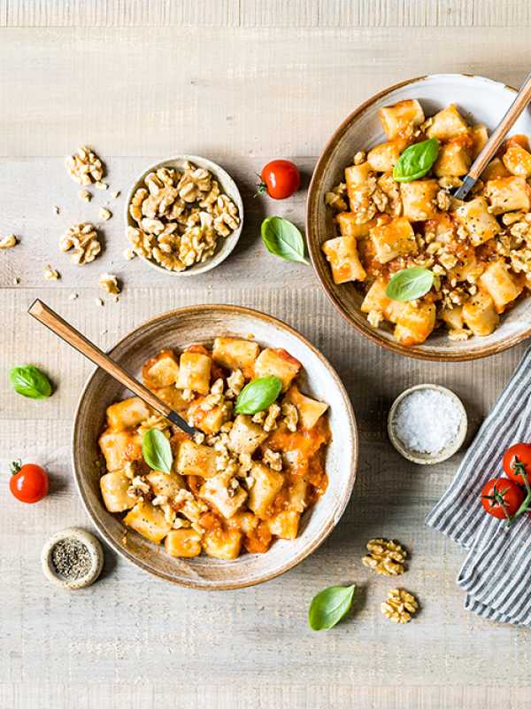 Kartoffel-Walnuss-Gnocchi mit ofengerösteter Tomatensauce