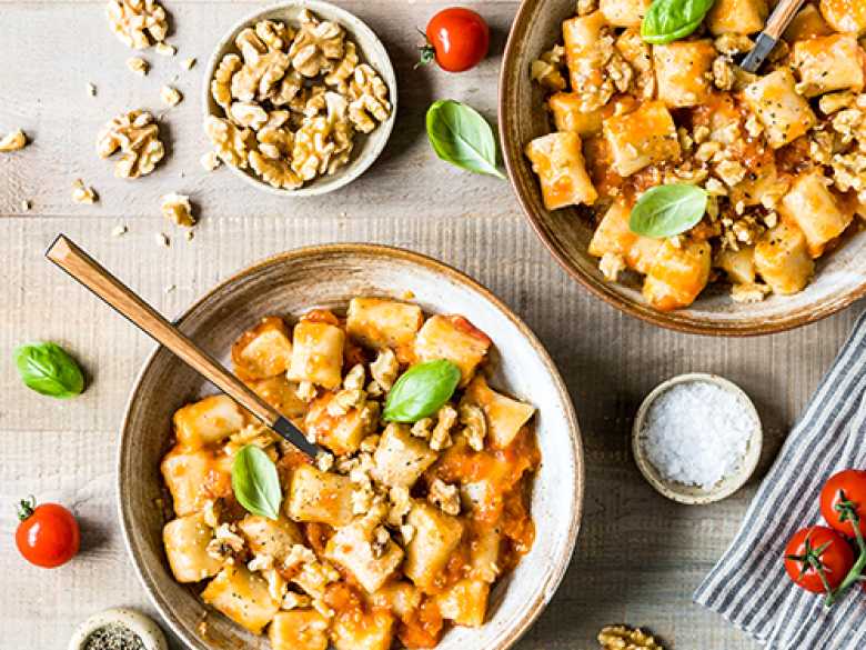 Kartoffel-Walnuss-Gnocchi mit ofengerösteter Tomatensauce