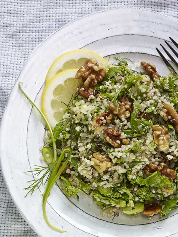 Grünkohl-Quinoa-Salat mit Walnüssen 