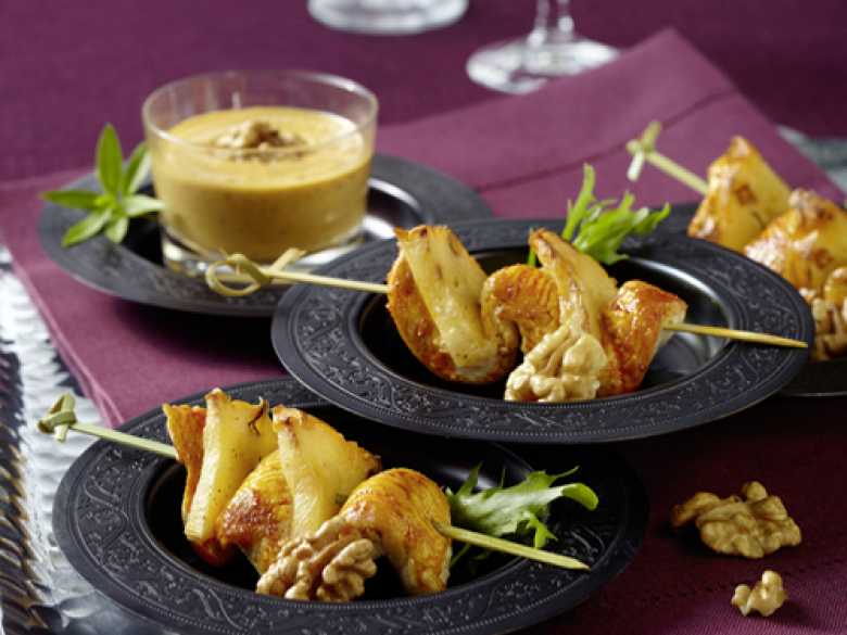 Hähnchen-Ananas-Satés mit Walnuss-Dip