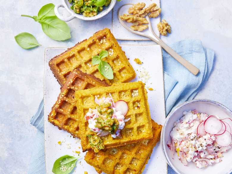 Süßkartoffel-Kichererbsen Waffeln mit Pesto-Walnüssen