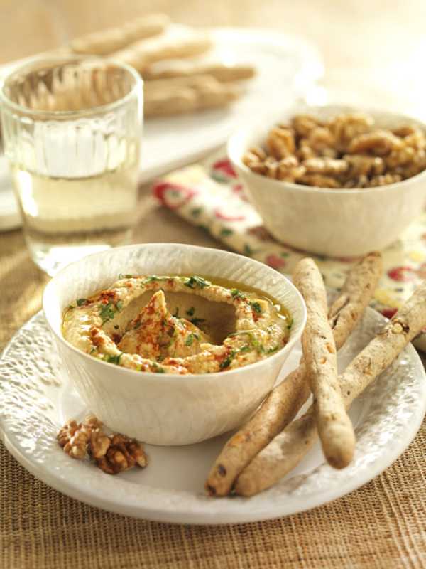 Hummus mit Walnuss-Vollkorn-Grissini