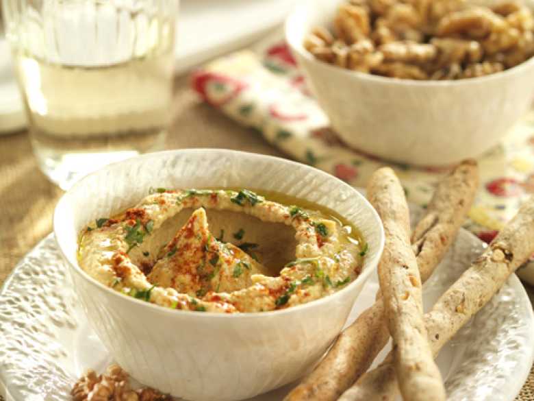 Hummus mit Walnuss-Vollkorn-Grissini