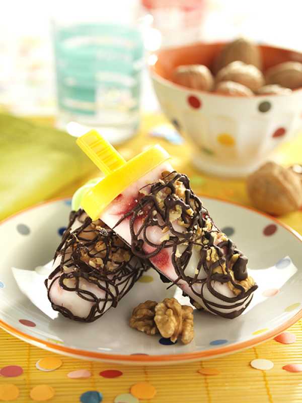 Himbeer-Joghurt-Eis am Stiel mit kalifornischen Walnüssen und Schokolade