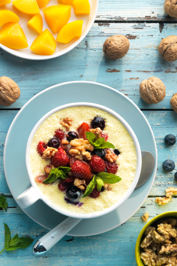 Joghurt-Pfirsich-Creme mit roten Früchten und Walnuss-Topping