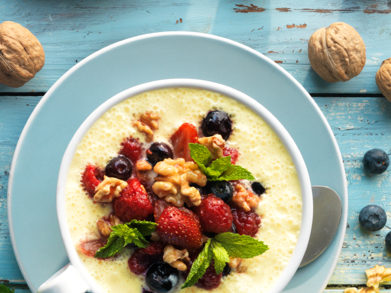 Joghurt-Pfirsich-Creme mit roten Früchten und Walnuss-Topping