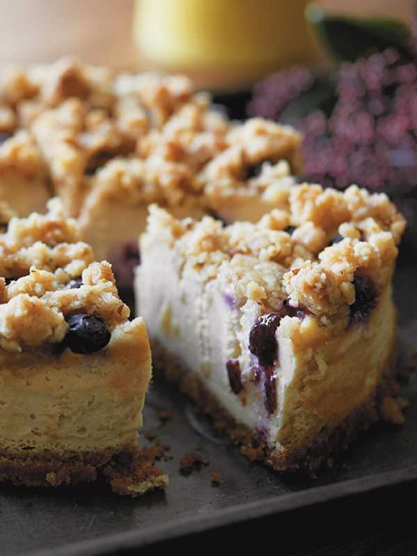 Käsekuchen mit Walnussstreuseln und Blaubeeren