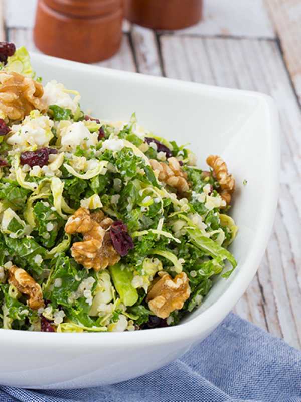 Grünkohl-Quinoa-Salat mit Walnüssen, Cranberrys und Feta