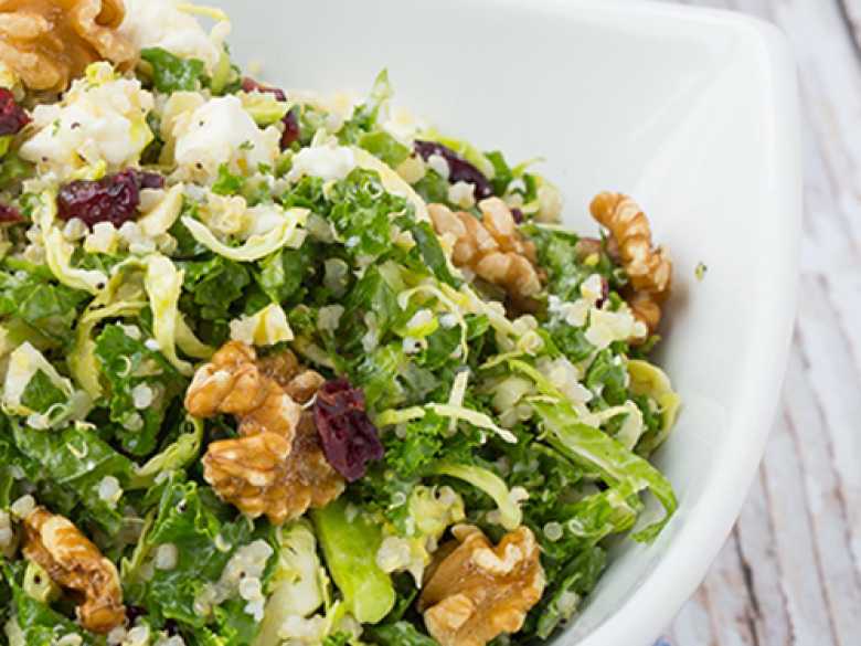 Grünkohl-Quinoa-Salat mit Walnüssen, Cranberrys und Feta