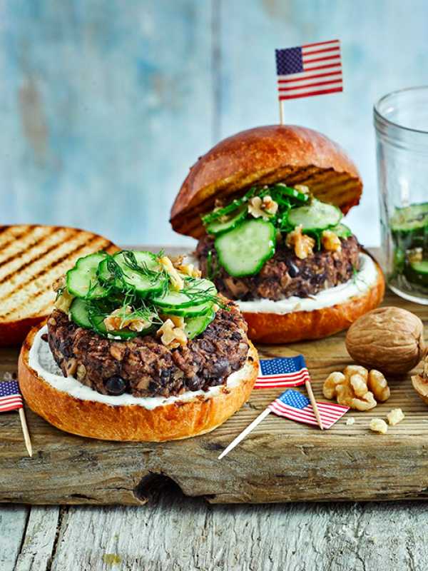 Burger aus kalifornischen Walnüssen und Champignons mit Gurken-Walnuss-Salat