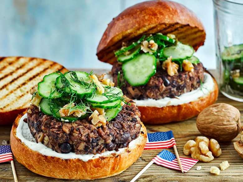 Burger aus kalifornischen Walnüssen und Champignons mit Gurken-Walnuss-Salat