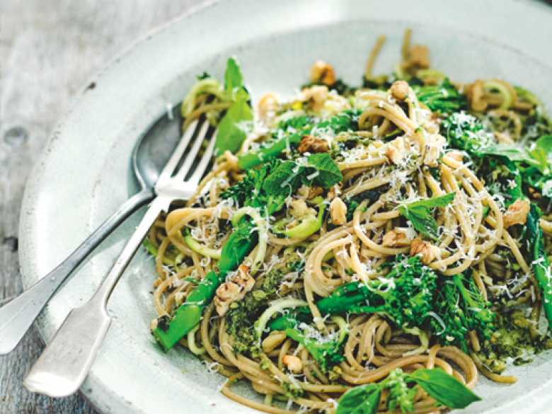 Kalifornisches Walnuss-Pesto mit Brokkoli und Vollkornspaghetti