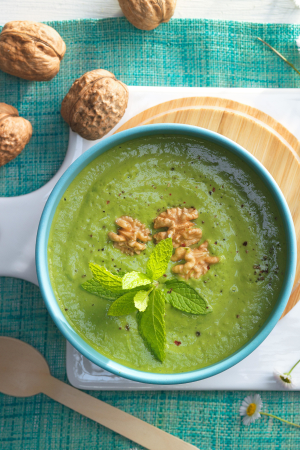 Kalte Avocado-Walnuss-Suppe