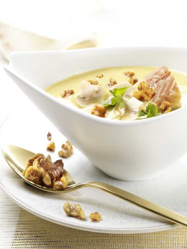 Kartoffel-Champignon-Suppe mit Walnüssen