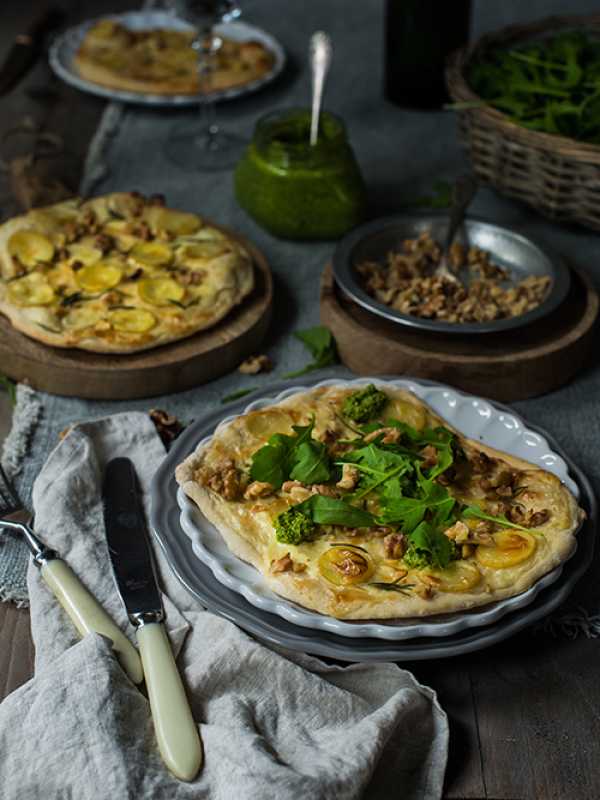 Kartoffel-Flammkuchen mit Rosmarin und Rucola-Walnuss-Pesto