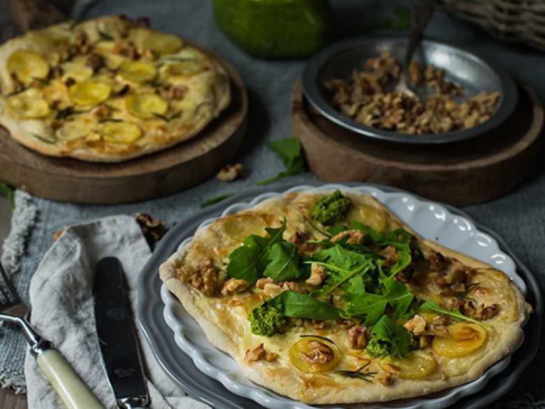 Kartoffel-Flammkuchen mit Rosmarin und Rucola-Walnuss-Pesto