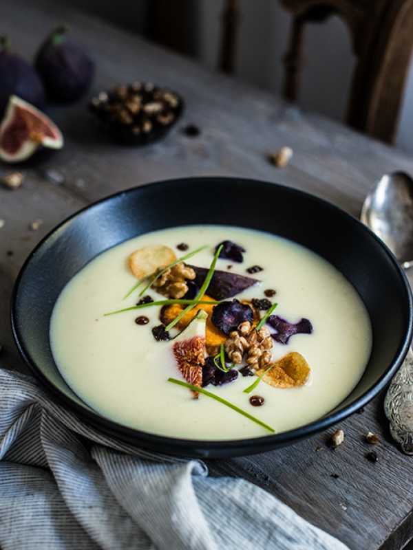 Kartoffelsuppe mit Feigen und Walnuss-Pumpernickel-Crunch 