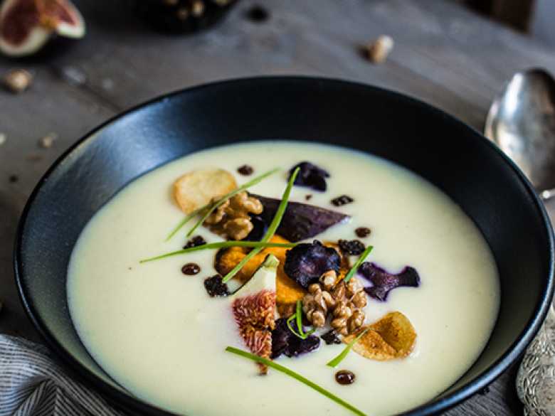 Kartoffelsuppe mit Feigen und Walnuss-Pumpernickel-Crunch 