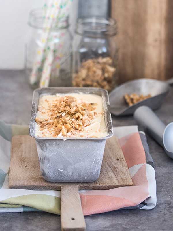 Kokos-Ricotta-Parfait mit karamellisierten Nüssen