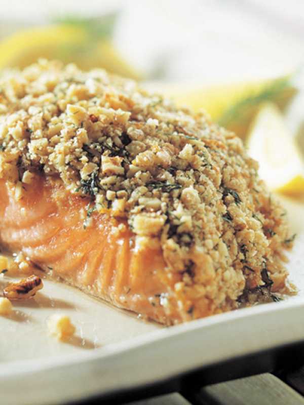 Lachsfilet mit Zitronen-Walnusskruste aus kalifornischen Walnüssen appetitlich angerichtet