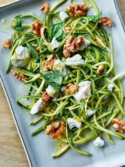 Zitroniger Zucchinisalat mit kalifornischen Walnüssen