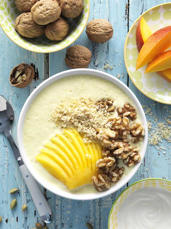 Walnuss-Mango Lassi Bowl