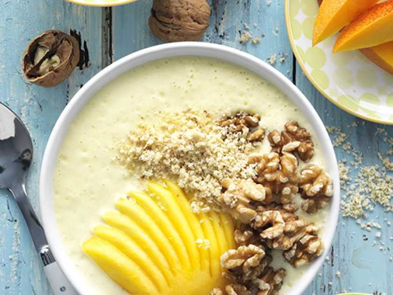 Walnuss-Mango Lassi Bowl