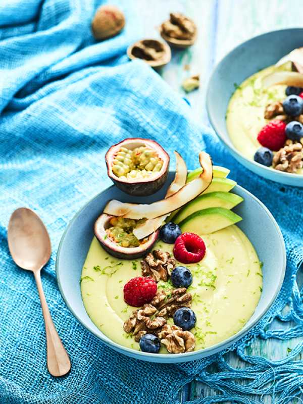 Mango-Smoothie-Bowl mit kalifornischen Walnüssen und Kurkuma