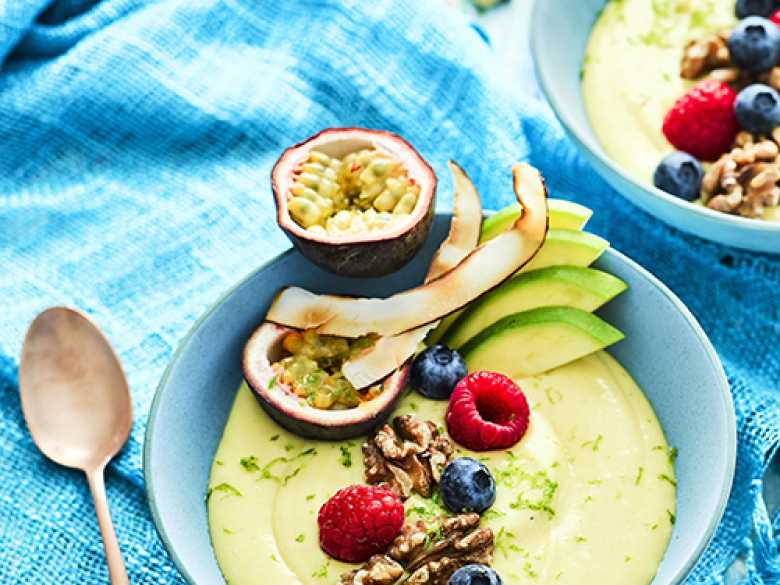 Mango-Smoothie-Bowl mit kalifornischen Walnüssen und Kurkuma